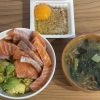 健康的で美味しい高たんぱく自炊メニュー（サーモン・アヴォカド・納豆・卵・小松菜・なめこ）